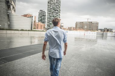 Genç model hansome sarışın adam