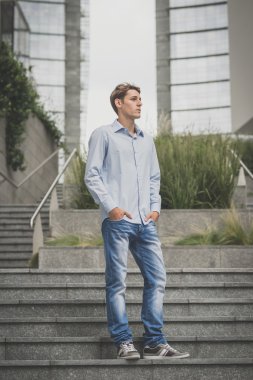 Genç model hansome sarışın adam