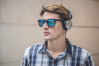 Genç model hansome sarışın adam