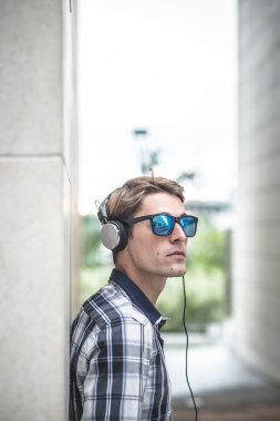 Genç model hansome sarışın adam