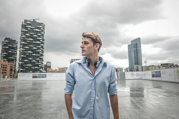 Joven modelo hansome hombre rubio con auriculares —  Fotos de Stock