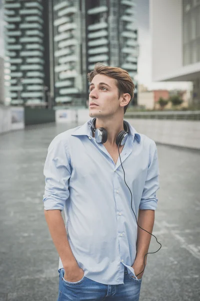 Joven modelo hansome hombre rubio con auriculares — Foto de Stock