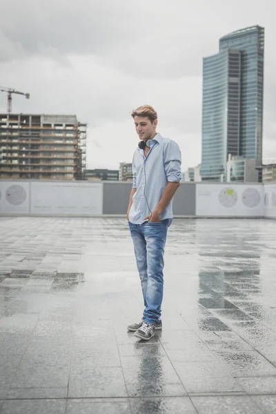 Joven modelo hansome hombre rubio con auriculares —  Fotos de Stock