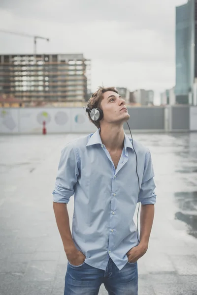 Jovem modelo hansome loira homem com fones de ouvido — Fotografia de Stock