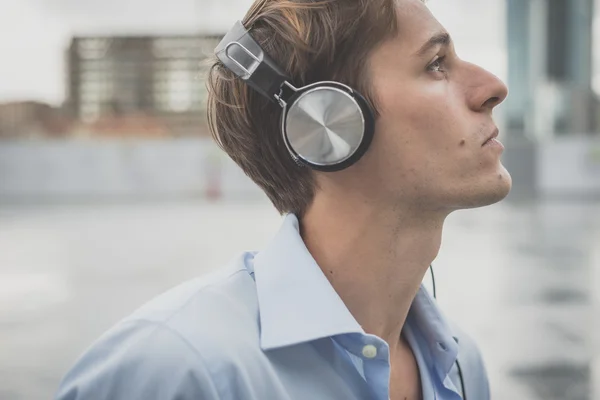 Joven modelo hansome hombre rubio con auriculares —  Fotos de Stock