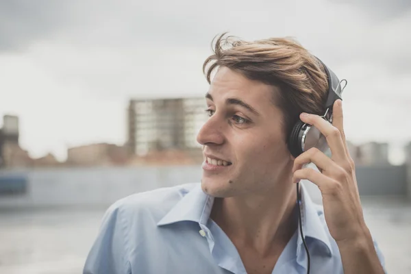 Joven modelo hansome hombre rubio con auriculares —  Fotos de Stock