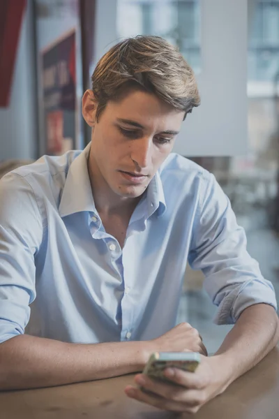 Jonge model hansome blonde man met smartphone — Stockfoto