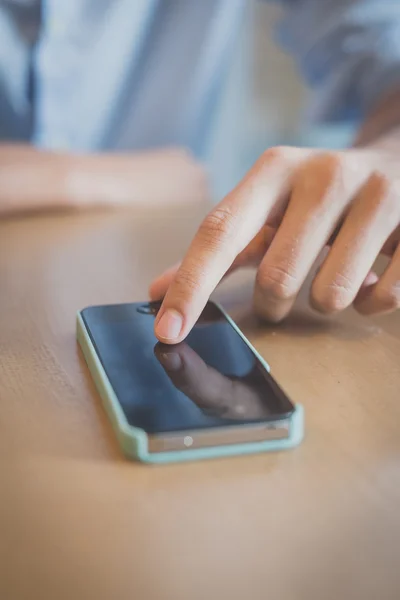 Fechar a mão homem usando smartphone — Fotografia de Stock