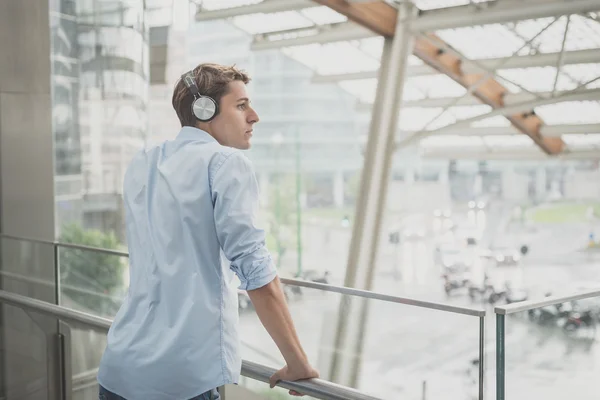 Joven modelo hansome hombre rubio con auriculares —  Fotos de Stock