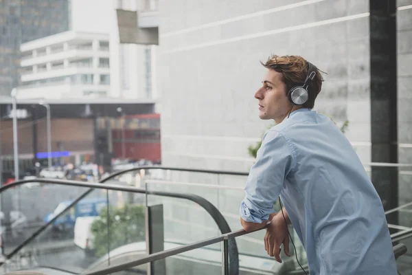 Jovem modelo hansome loira homem com fones de ouvido — Fotografia de Stock