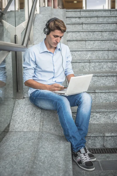 젊은 모델 hansome 금발 남자 헤드폰, 노트북 — 스톡 사진
