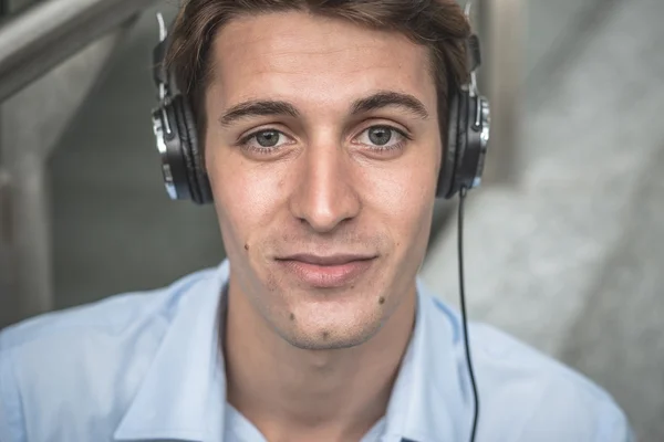 Jeune modèle hansome homme blond avec écouteurs — Photo