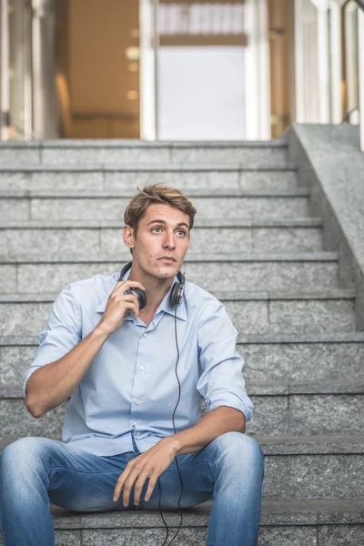 Ung modell hansome blond man med hörlurar — Stockfoto