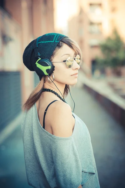 Unga vackra modell kvinna lyssnar musik — Stockfoto