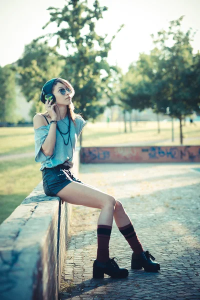 Unga vackra modell kvinna lyssnar musik — Stockfoto