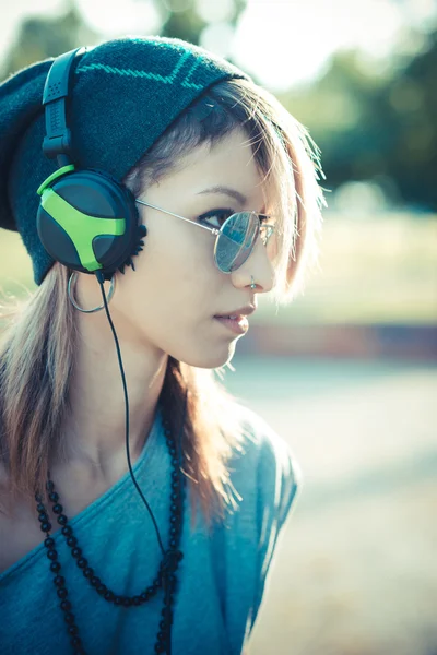 Νέοι όμορφη μοντέλο γυναίκα ακούγοντας μουσική — Φωτογραφία Αρχείου