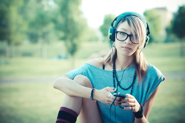 Jovem bela modelo mulher ouvir música — Fotografia de Stock