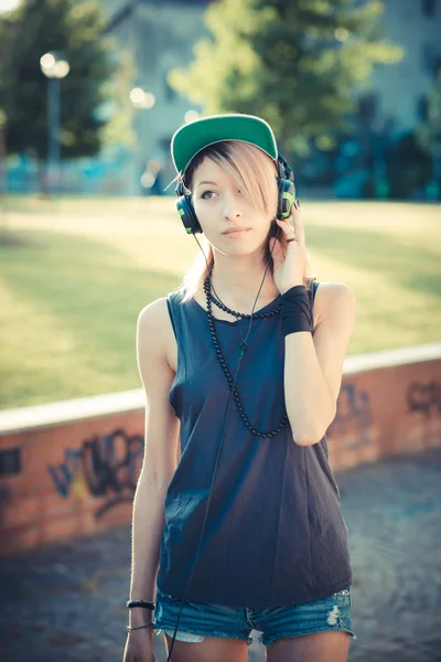 Joven hermosa modelo mujer escuchando música — Foto de Stock