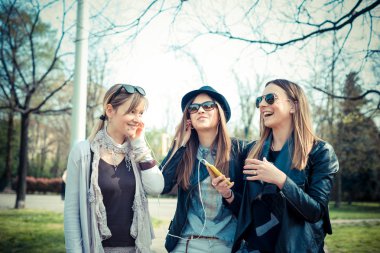 üç güzel arkadaş otantik