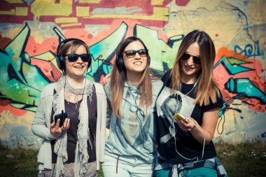 üç güzel arkadaş otantik