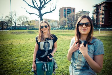 üç güzel arkadaş otantik