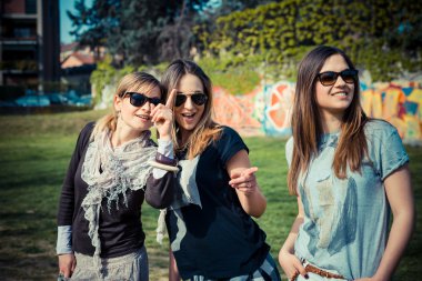 üç güzel arkadaş otantik