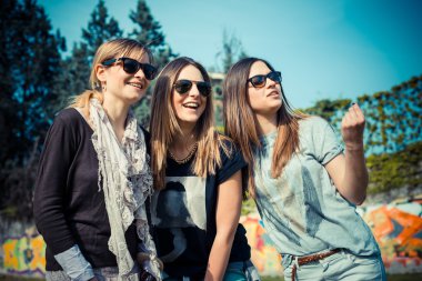 üç güzel arkadaş otantik