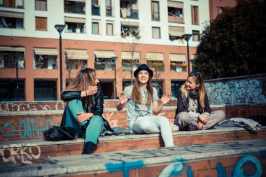 üç güzel arkadaş otantik