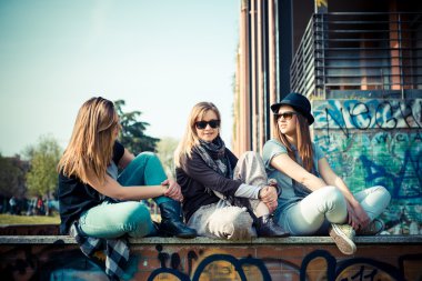 üç güzel arkadaş otantik