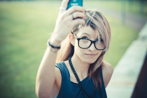 Młody piękny model kobieta selfie — Zdjęcie stockowe