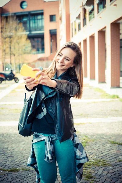 Kvinna att göra selfie på hennes smarta telefonen — Stockfoto