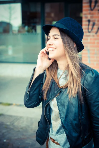 Mujer tslking en el teléfono inteligente — Foto de Stock