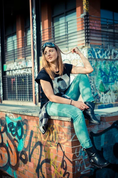 Hermosa mujer en gafas de aviador — Foto de Stock