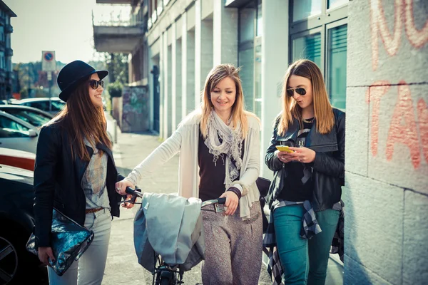 Drie prachtige vrienden authentiek — Stockfoto