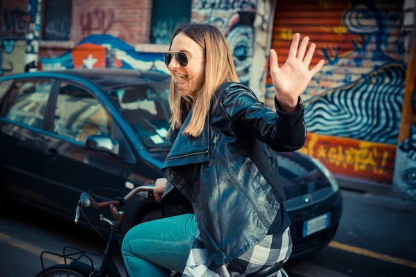 Frau auf Fahrrad unterwegs — Stockfoto