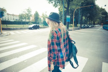 genç güzel sarışın kadın hipster