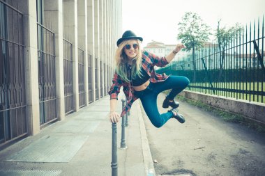 genç güzel sarışın kadın hipster