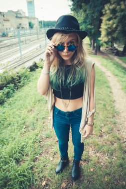 genç güzel sarışın kadın hipster