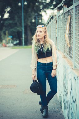 genç güzel sarışın kadın hipster