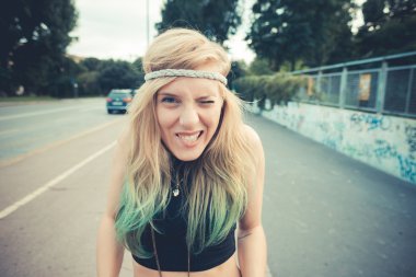 genç güzel sarışın kadın hipster