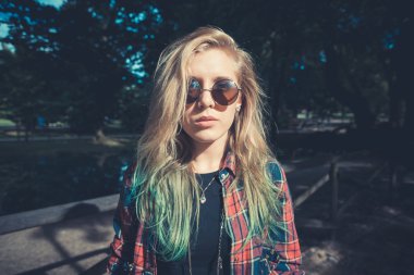 genç güzel sarışın kadın hipster