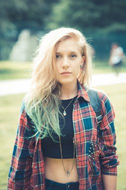 genç güzel sarışın kadın hipster