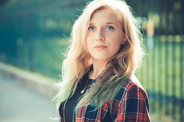 Bela jovem loira cabelo mulher hipster — Fotografia de Stock