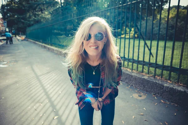 Bela jovem loira cabelo mulher hipster — Fotografia de Stock