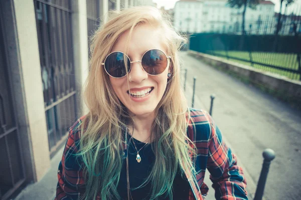 Hermosa joven rubia pelo mujer hipster — Foto de Stock