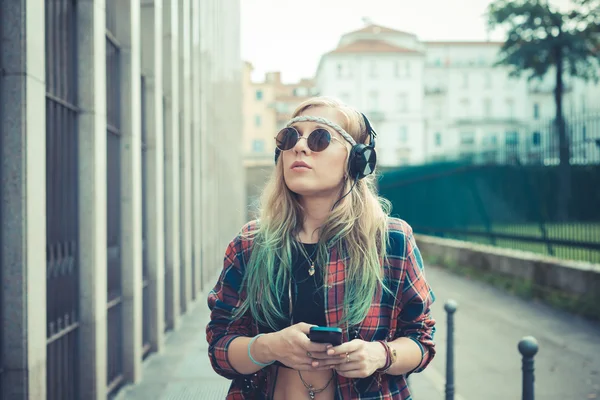 Mujer hipster escuchando música — Foto de Stock