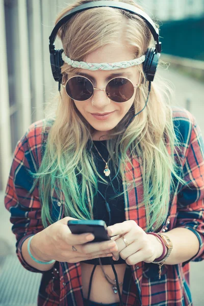 Kvinna hipster lyssnar musik — Stockfoto