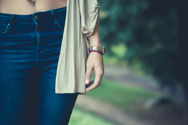 若い女性の腹ボタンのクローズ アップ — ストック写真