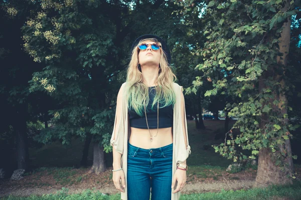 Bela jovem loira cabelo mulher hipster — Fotografia de Stock