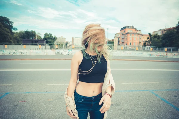 Belle jeune femme blonde cheveux hipster — Photo